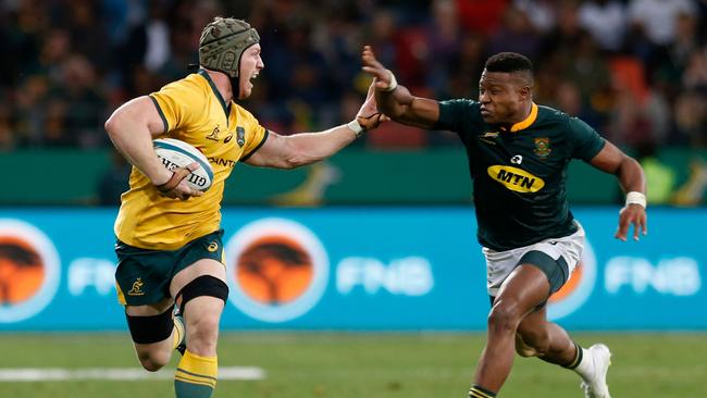 David Pocock (L) fends off South African winger Aphiwe Dyantyi. Picture: AFP