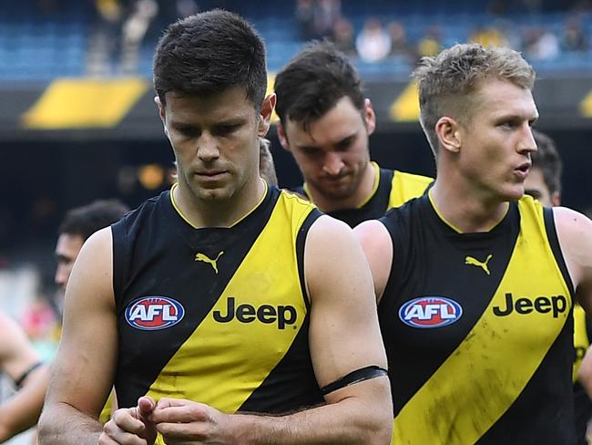 Trent Cotchin of the Tigers (centre) leaves the field after the Round 8 AFL match between the Richmond Tigers and the Fremantle Dockers at the MCG in Melbourne, Sunday, May 14, 2017. (AAP Image/Julian Smith) NO ARCHIVING, EDITORIAL USE ONLY