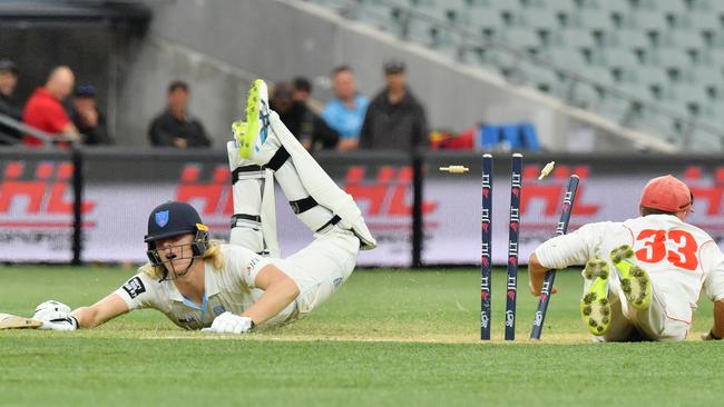 Jake Lehmann of the Redbacks tries to run out Jack Edwards from NSW. Picture: AAP Image/David Mariuz