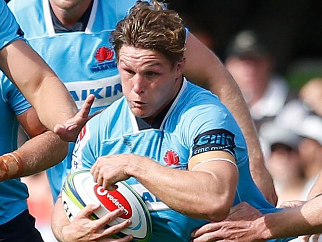 Waratahs Michael Hooper (C) breaks through the Sharks defensive line during the SuperXV rugby union match between Sharks and Waratahs at The Kings Park Stadium in Durban on March 3, 2018. / AFP PHOTO / GIANLUIGI GUERCIA