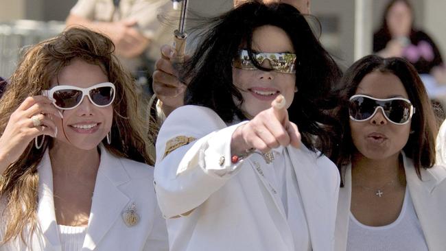 Michael Jackson (with sisters Latoya Jackson (left) and Janet Jackson (right) arrive at a California court when he was facing child sex molestation charges.