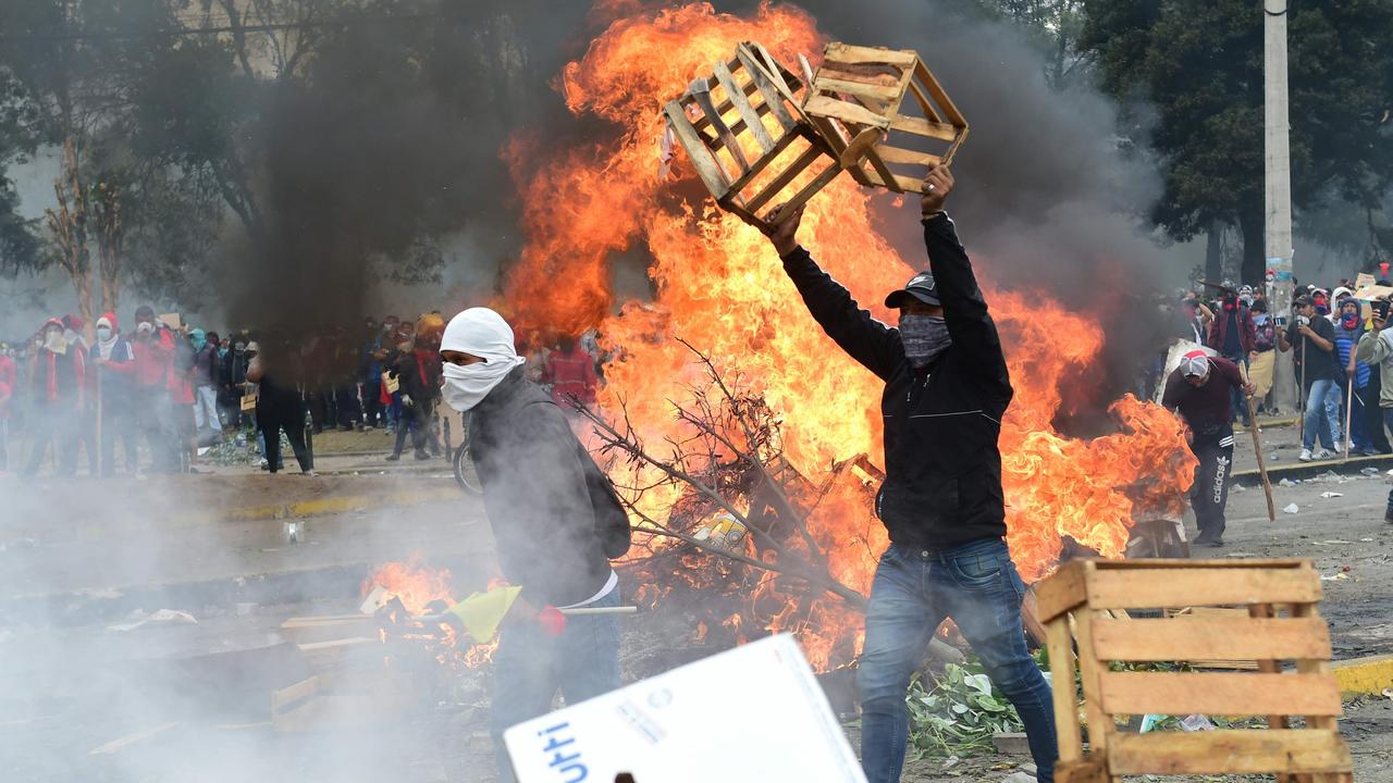 Demonstrators set up fire barricades during 12 days of protests in the surroundings of the National Assembly in Quito. Photo: Martin Bernetti/AFP
