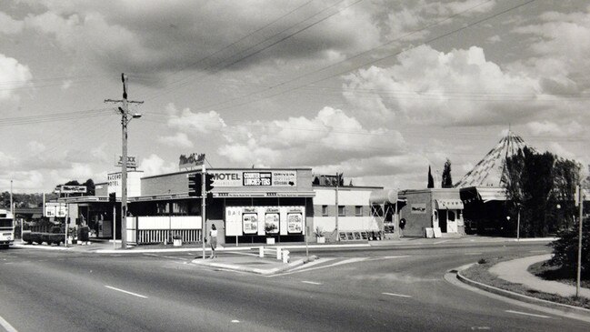 Ipswich history past and present. Old photograph of The Racehorse Hotel. Photo Queensland Times Archives