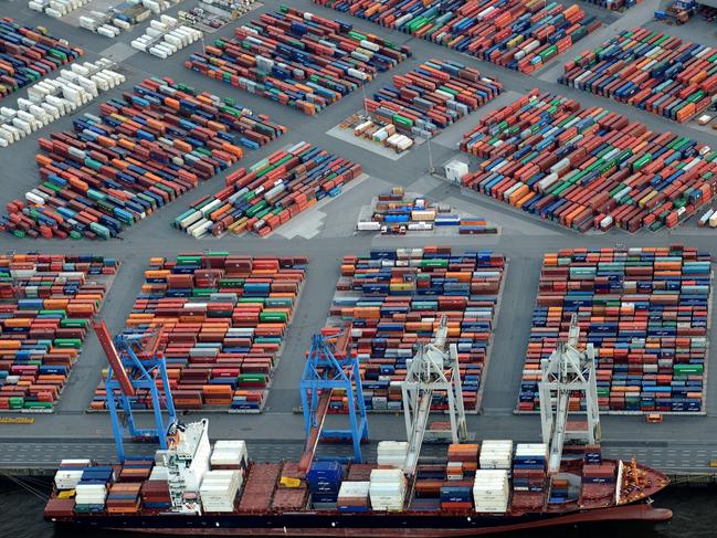 A container ship is loaded at a terminal in the harbour of Hamburg, Germany September 23, 2012. Picture taken September 23, 2012. REUTERS/Fabian Bimmer/File Photo     TPX IMAGES OF THE DAY - D1BETOJCRQAB