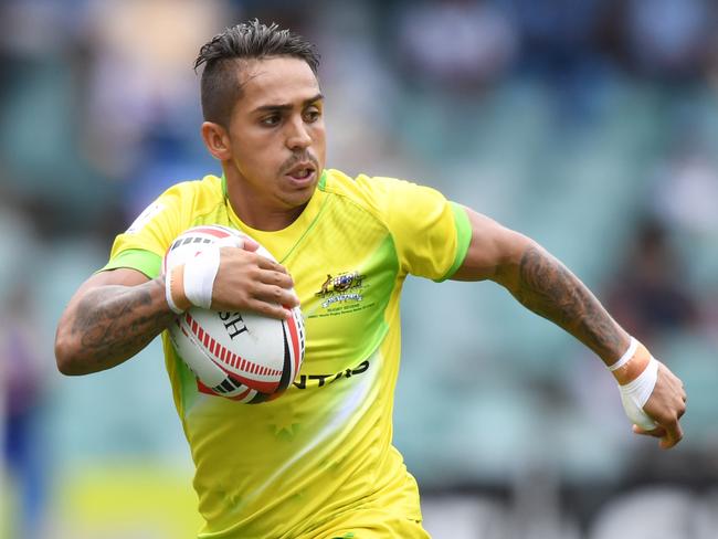 Maurice Longbottom of Australia runs with the ball before scoring a try against New Zealand during their men's Cup quarter final match during Day 3 of the Sydney 7's rugby competition at the Allianz Stadium in Sydney, Sunday, January 28, 2018.  (AAP Image/David Moir) NO ARCHIVING, EDITORIAL USE ONLY