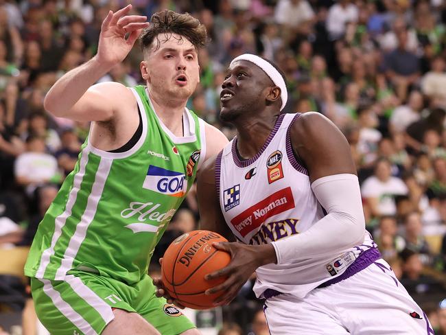 MELBOURNE, AUSTRALIA - JANUARY 22: Kouat Noi of the Kings drives to the basket during the round 17 NBL match between South East Melbourne Phoenix and Sydney Kings at State Basketball Centre, on January 22, 2025, in Melbourne, Australia. (Photo by Kelly Defina/Getty Images)