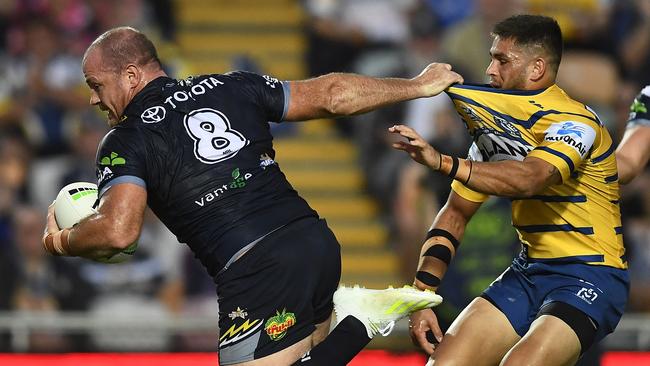 Matt Scott makes a break and drags his opponent’s jersey along with him. Picture: Ian Hitchcock/Getty Images