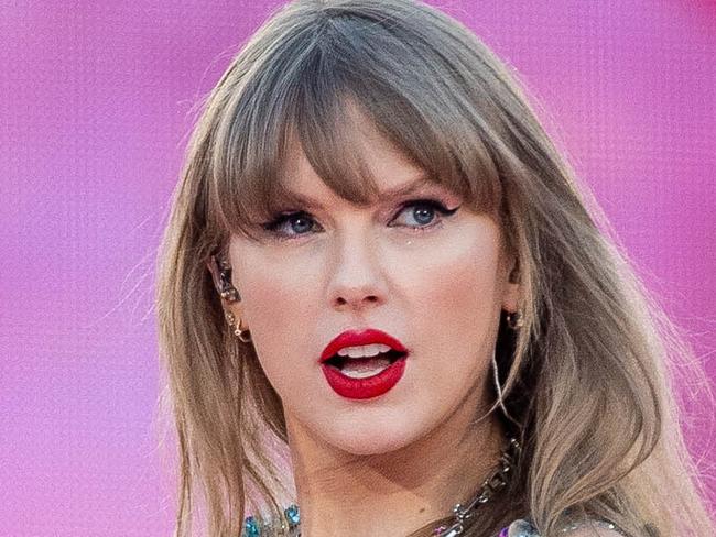 Stadium erupts in boos for Taylor Swift