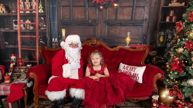 Lexi Punzell with Santa (Mr Poppa's Balloons): Indigo Blue Photography studio 2023- Mackay. Sent in by Lori Indigo Blue Photography.