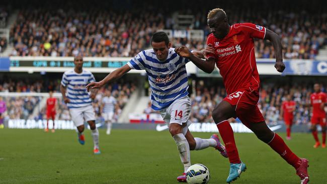 Liverpool's Italian striker Mario Balotelli (R) vies with Mauricio Isla.