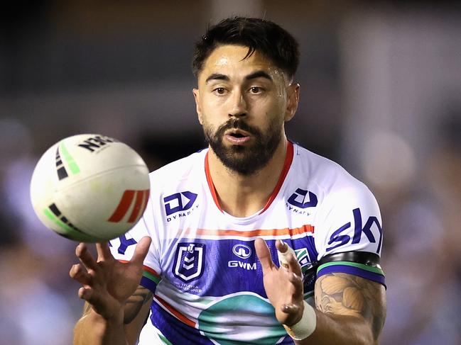 SYDNEY, AUSTRALIA - AUGUST 31: Shaun Johnson of the Warriors catches the ball during the round 26 NRL match between Cronulla Sharks and New Zealand Warriors at PointsBet Stadium, on August 31, 2024, in Sydney, Australia. (Photo by Cameron Spencer/Getty Images)