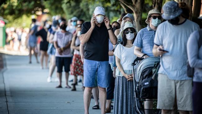 People line up for COVID-19 tests in Maylands. NCA NewsWire/Tony McDonough