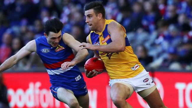 Elliot Yeo escapes Toby McLean. Picture: Michael Klein