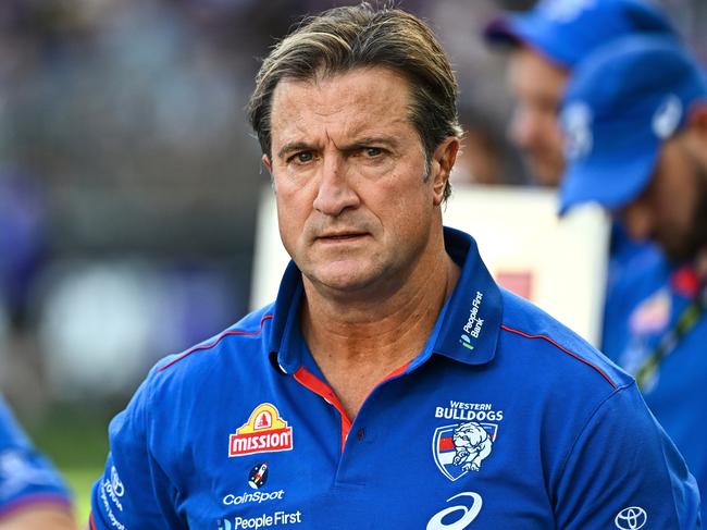 PERTH, AUSTRALIA - APRIL 06: Luke Beveridge, Senior Coach of the Bulldogs addresses the players at the break during the 2025 AFL Round 04 match between the Fremantle Dockers and the Western Bulldogs at Optus Stadium on April 6, 2025 in Perth, Australia. (Photo by Daniel Carson/AFL Photos via Getty Images)