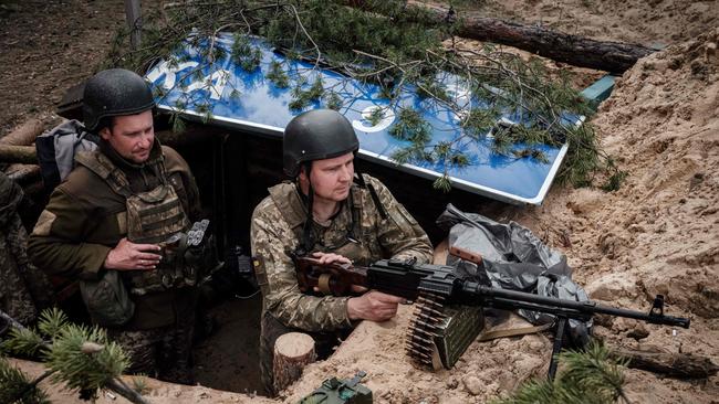 Ukrainian soldiers rest at their position near Lyman. Picture: CHIBA / AFP.