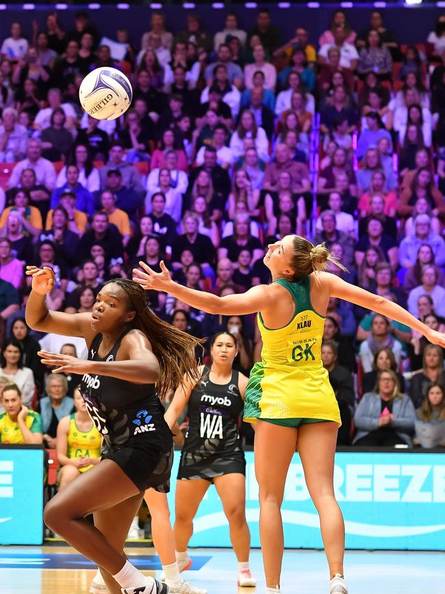 Grace Nweke of the Silver Ferns and Sarah Klau of the Australian Diamondscompete.