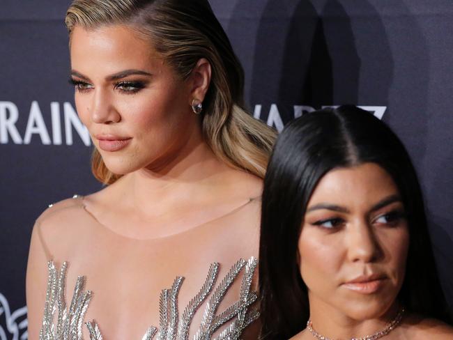 Khloe Kardashian (L) and Kourtney Kardashian attend 2016 Angel Ball hosted by Gabrielle's Angel Foundation For Cancer Research on November 21, 2016 in New York City. / AFP PHOTO / KENA BETANCUR