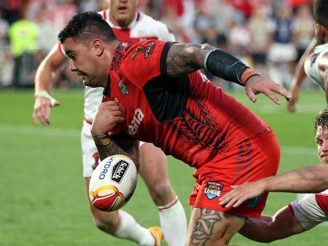 Tonga's Andrew Fifita (L) loses the ball after being tackled during the Rugby League World Cup men's semi-final match between Tonga and England at Mt Smart Stadium in Auckland on November 25, 2017. / AFP PHOTO / MICHAEL BRADLEY