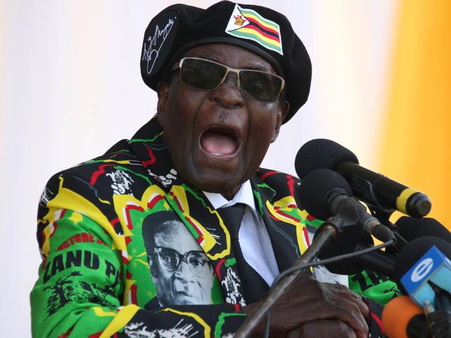 Zimbabwe's President Robert Mugabe delivers a speech during the Zimbabwe ruling party Zimbabwe African National Union- Patriotic Front (Zanu PF) youth interface Rally on November 4, 2017 in Bulawayo. / AFP PHOTO / ZINYANGE AUNTONY