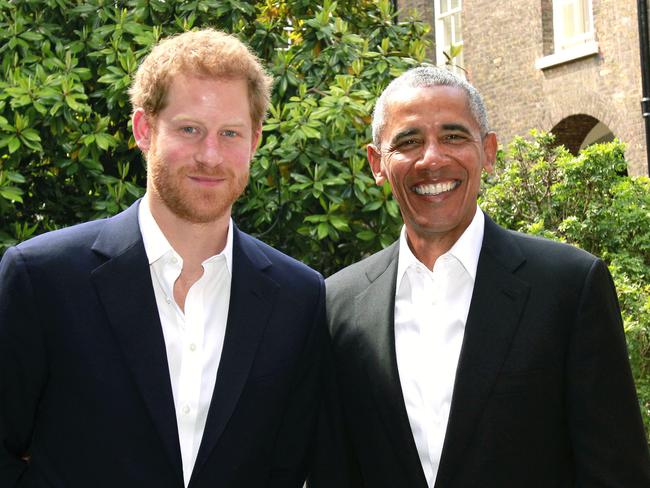 A handout out photo released by Kensington Palace shows Britain's Prince Harry (L) posing for a photograph with former US President US, Barack Obama following a meeting at Kensington Palace in London on May 27, 2017. / AFP PHOTO / KENSINGTON PALACE / HO / RESTRICTED TO EDITORIAL USE - MANDATORY CREDIT "AFP PHOTO / KENSINGTON PALACE" - NO MARKETING NO ADVERTISING CAMPAIGNS - DISTRIBUTED AS A SERVICE TO CLIENTS