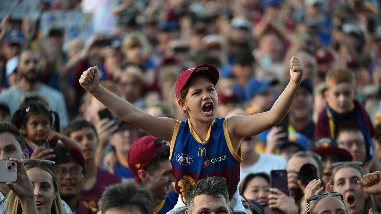 29/9/2024: Over 6000 Brisbane Lions fans greet their heroes after winning the AFL Grand Final yesterday, Springfield, Brisbane.