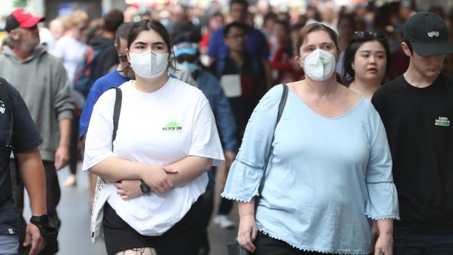 MELBOURNE, AUSTRALIA - NewsWire Photos, JANUARY 6, 2023. People wearing masks in Melbourne as Friday will marks the first day of national Covid data since before Christmas. Numbers are expected to be high as new variants enter the country and Aussies gathered in droves over the holiday season.  Picture: NCA NewsWire / David Crosling