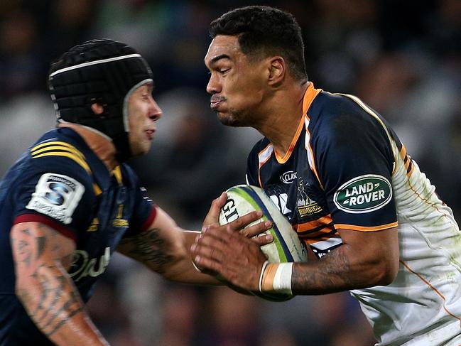 DUNEDIN, NEW ZEALAND - APRIL 14:  Chance Peni of the Brumbies is tackled by Rob Thompson of the Highlanders during the round nine Super Rugby match between the Highlanders and the Brumbies at Forsyth Barr Stadium on April 14, 2018 in Dunedin, New Zealand.  (Photo by Dianne Manson/Getty Images)