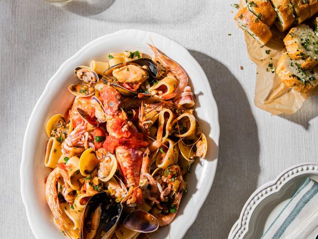 EMBARGO FOR TWAM 18 FEBRUARY 2023. FEE MAY APPLY.  Fruit di mare (seafood) pasta, garlic bread, recipe by Elizabeth Hewson. TWAM exclusive. Photo: Nikki To