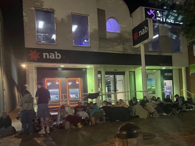 Melbourne fans queue for Taylor Swift tickets outside the Mornington Ticketek agency on Thursday night. Picture: Jacqui Felgate