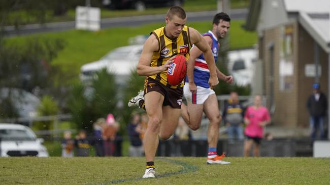 EFL: Rowville’s Mitchell Sruk on the run. Picture: Valeriu Campan