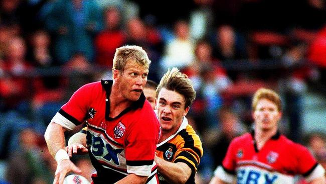  Gary Larson (ball) looks for support during North Sydney Bears v Balmain Tigers NRL game at North Sydney Oval, 30/05/1999. 