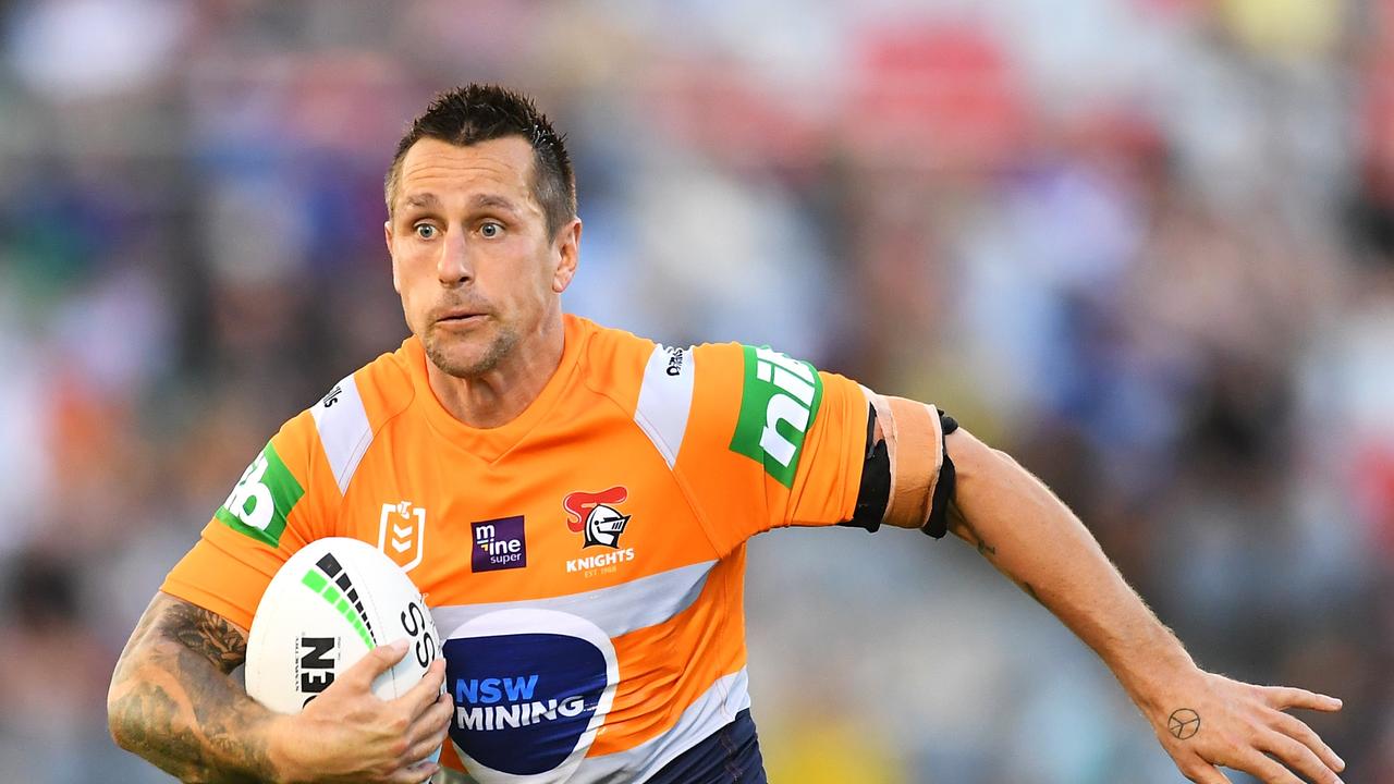 BRISBANE, AUSTRALIA - AUGUST 15: Mitchell Pearce of the Knights runs the ball during the round 22 NRL match between the Cronulla Sharks and the Newcastle Knights at Moreton Daily Stadium, on August 15, 2021, in Brisbane, Australia. (Photo by Albert Perez/Getty Images)