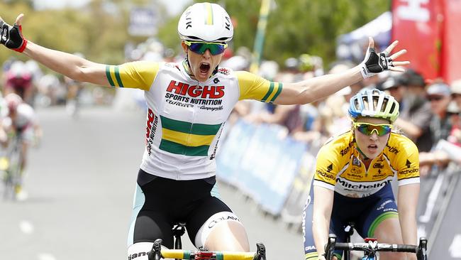 Kimberley Wells beating Gracie Elvin in an Australian criterium earlier this year.