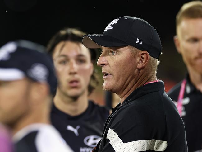 SYDNEY, AUSTRALIA - MARCH 03: Blues head coach Michael Voss talks to his team during the AFL Practice Match between the Sydney Swans and the Carlton Blues at Blacktown International Sportspark on March 03, 2023 in Sydney, Australia. (Photo by Cameron Spencer/Getty Images)