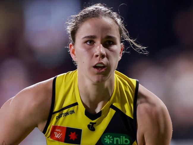 BRISBANE, AUSTRALIA - AUG 16: Ellie McKenzie of the Tigers in action during the 2024 AFLW Practice Match between the Brisbane Lions and the Richmond Tigers at Brighton Homes Arena on August 16, 2024 in Brisbane, Australia. (Photo by Russell Freeman/AFL Photos via Getty Images)