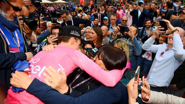 Jai Hindley celebrates with his parents Gordon and Robyn. (Photo by Tim de Waele/Getty Images)