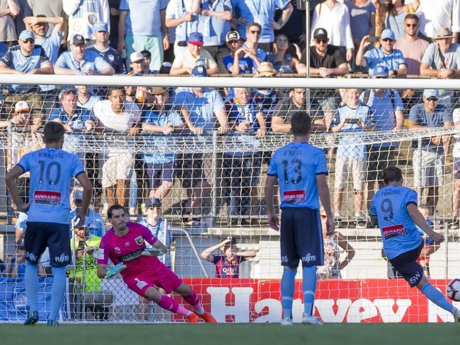 Adam le Fondre of Sydney scores during the Round 19 A-League match between Sydney FC and the Central Coast Mariners at Leichhardt Oval in Sydney, Sunday, February 17, 2019. (AAP Image/Craig Golding) NO ARCHIVING, EDITORIAL USE ONLY