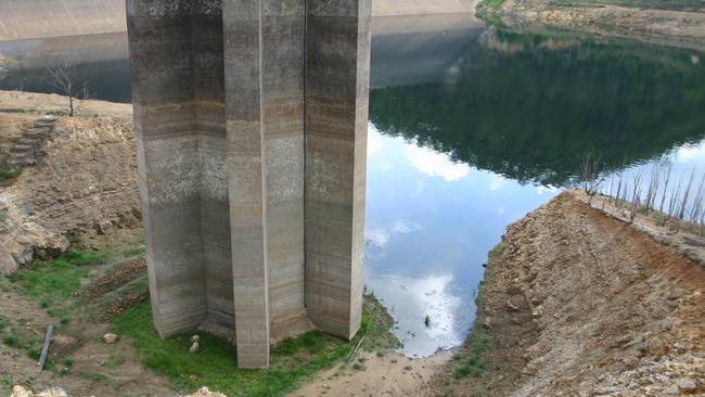 Mangrove Dam at its lowest in 2007.