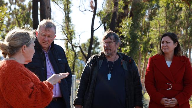 Labor leader Anthony Albanese meets with Graeme and Robyn Freedman in Wandella.