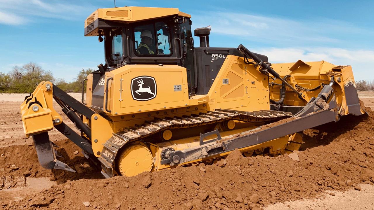 New John Deere 850L Crawler Dozer Heading Down Under | The Weekly Times