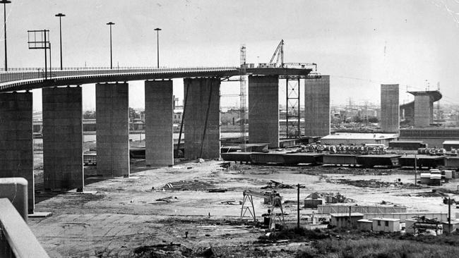 Building the West Gate Bridge.