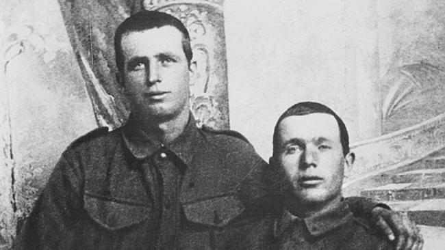 Oliver Giddings (R) with his brother Charles Giddings. Picture: Australian War Memorial