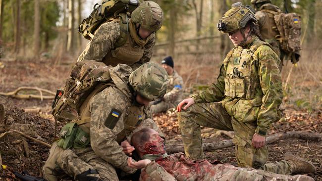 Ukrainian trainees receive valuable first-aid and casualty handling lessons from Australian Army medical personnel. Picture: Cpl Jonathan Goedhart
