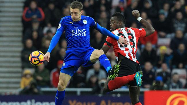 Leicester City's English striker Jamie Vardy (L).