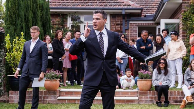 SYDNEY, AUSTRALIA - NewsWire Photos OCTOBER 28, 2023: Weeknd auction at 8 The Chase Rd, Turramurra. The house sold for 5,525,000 dollars, well over the reserve. The Auctioneer is Troy Malcolm. Picture: NCA NewsWire / David Swift