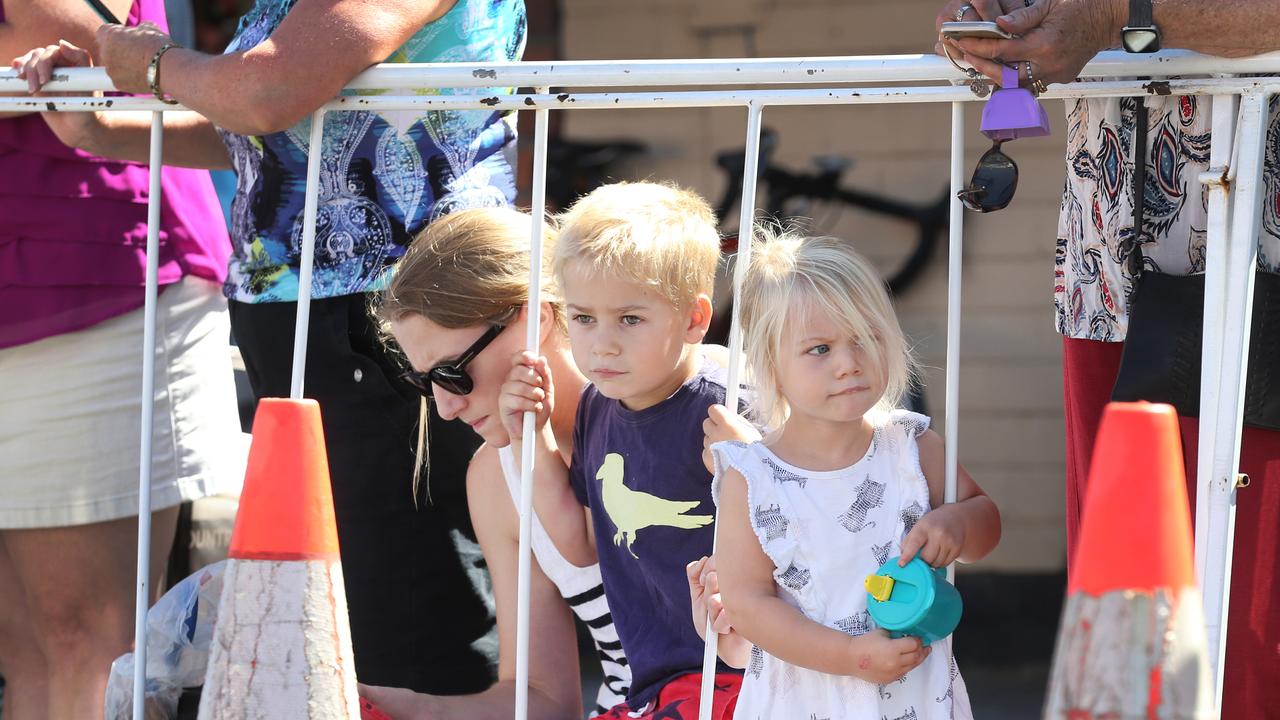 Sallie Malpas from New Zealand with kids Isaac Shingler, 5, and Chloe Shingler, 2, waiting expectantly for partner, Simon Shingler, 35. (AAP Image/Dean Martin)