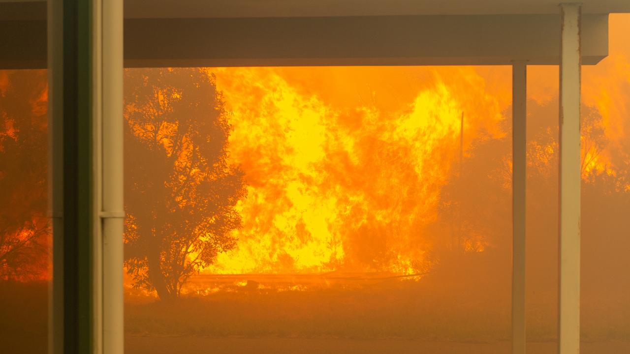 The Port Lincoln fire comes close to properties . Picture: Sharpshooting Photography