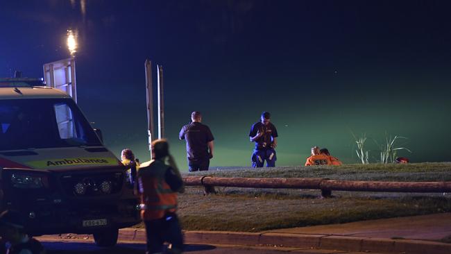 Police and SES at the boat ramp last night. Picture: Gordon McComiskie