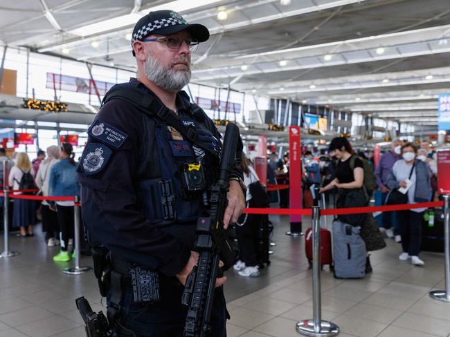 SYDNEY, AUSTRALIA - NewsWire Photos DECEMBER 6, 2022: Australian Federal Police (AFP) addressed the media at Sydney Airport today to remind passengers about good behaviour in the airport and planes as the busy holiday season approaches. F=General photos of AFP officers in the airport. Picture: NCA NewsWire / David Swift