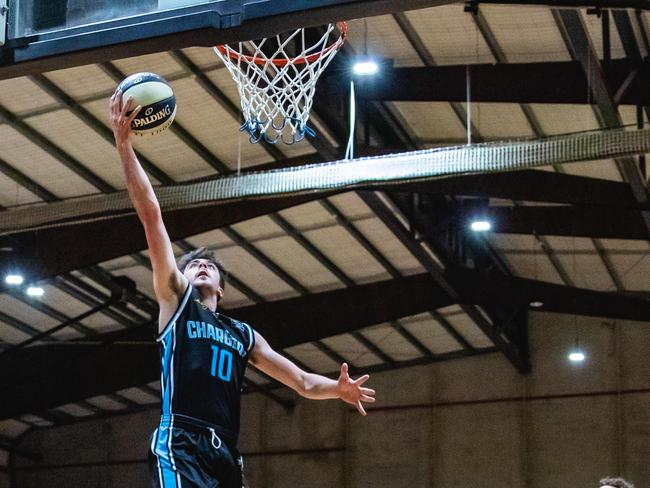 Hobart Chargers' Elijah Pawson goes for a simple lay-up. Picture: Linda Higginson